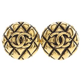 Boucles d'oreilles clips en matelassé doré vintage Chanel Doré