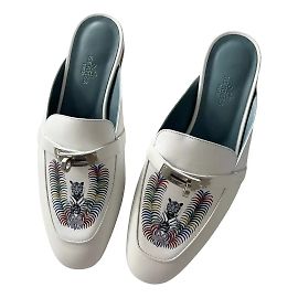 Mules Hermès Oz em couro branco com fivela Kelly Branco