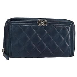 Chanel Boy Geldbörse aus gestepptem Lammleder Marineblau