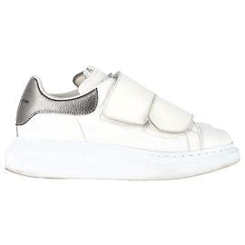 Tênis Oversized com Fecho de Velcro em Couro de Bezerro Branco Alexander McQueen Branco Cru