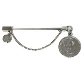 Spilla Louis Vuitton Traveller Stamps Argento Metallico