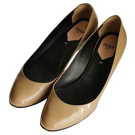 Fendi Lackleder-Pumps Beige