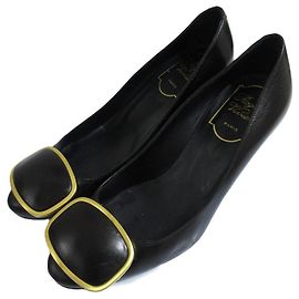 Roger Vivier Almond Toe Leather Pumps Black