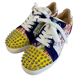 Louis Junior Low Top Sneaker von Christian Louboutin Weiß Rot Blau Gelb