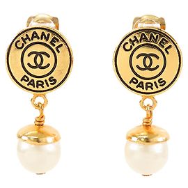 Pendientes de clip de perla falsa dorada CC de Chanel Dorado