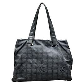 Bolsa tote de nylon da nova linha de viagem da Chanel Preto