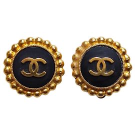 Chanel Orecchini a clip logo CC neri e oro D'oro