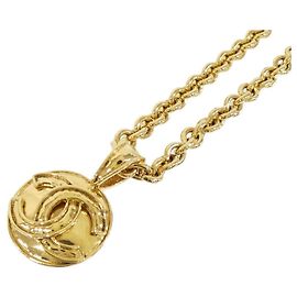 Colar Chanel dourado com pingente Dourado