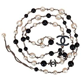 Colar clássico longo de pérolas de água doce pretas e brancas 12P da Chanel com contas GHW Preto Branco Gold hardware