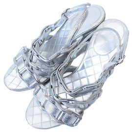 Chanel Metallic Leder Chunky Heel Slingback Sandalen Silber