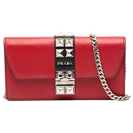 Clutch Elektra in pelle di vitello rossa con borchie e catena di Prada Rosso