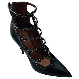 Saltos de couro preto/prata com tachas da Givenchy Preto