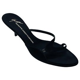 Sandali scivolosi in satin nero Giuseppe Zanotti Nero