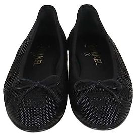 Sapatilhas Chanel de camurça texturizada preta com bico em CC Preto