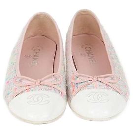 Sapatilhas Chanel de tweed multicolorido e couro envernizado com bico CC Multicor