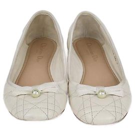 Sapatilhas de balé em couro Cannage branco com laço de pérolas Christian Dior Branco