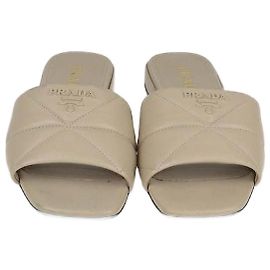 Beige gesteppte Leder-Logo-Sandalen von Prada Beige