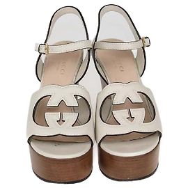 Sandálias de plataforma em couro branco místico Gucci com recorte G entrelaçado Branco