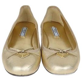 Sapatilhas Ballerina Prada em couro dourado metálico com logo e laço Dourado