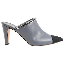 Sandálias Mule de Couro com Corrente Coco Mark da CHANEL em Cinza G35387, Tamanho 40,5 EU Cinza