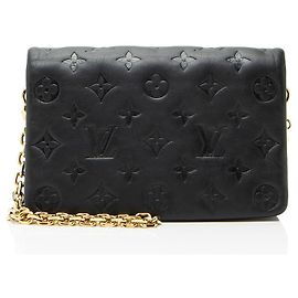 Pochette Coussin in agnello goffrato Monogram Louis Vuitton Nero