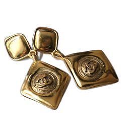 Boucles d'oreilles pendantes Chanel CC motif diamant métal doré Bijouterie dorée