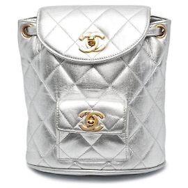 Mochila de couro matelassê prateada Chanel Prata