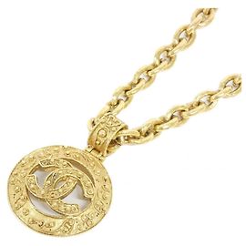 Colar Chanel com pingente dourado Dourado