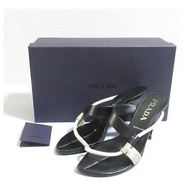 Prada Farbblock Leder Sandalen Schwarz Weiß Grau
