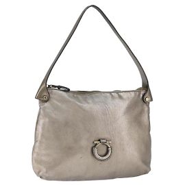 Bolsa de Ombro Gancini em Couro Prata Auth 149123 da Salvatore Ferragamo Prata