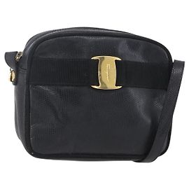 Borsa a Spalla Vala in Pelle Nera e Oro Salvatore Ferragamo Auth BA7980 Nero D'oro