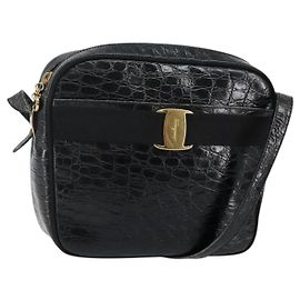 Bolsa de Ombro Vala em Couro Embossado Preto e Dourado Auth BA6288 da Salvatore Ferragamo Preto Dourado