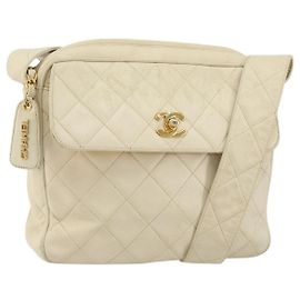 CHANEL Bolsa de Ombro Matelassé em Couro de Cordeiro Branco Ouro CC Auth 156813 Branco Dourado