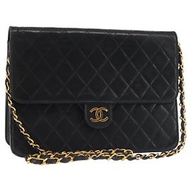 Bolsa de Ombro CHANEL em Couro de Cordeiro Preto Dourado CC Auth 143810 Preto Dourado