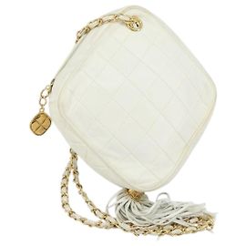 Bolsa de Ombro com Corrente CHANEL em Couro de Cordeiro Branco Ouro CC Auth 152440 Branco Dourado