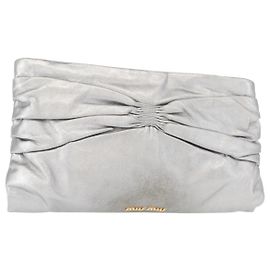 Bolso Clutch Miu Miu de cuero plata oro Auth 155407 Plata Dorado