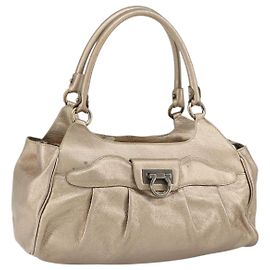 Sac à main Gancini en cuir doré Salvatore Ferragamo Auth 153462 Doré