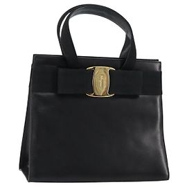 Borsa a mano Vala in pelle nera e oro Salvatore Ferragamo Auth gh1245 Nero D'oro
