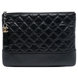 Clutch Gabrielle O in pelle di vitello invecchiata nera media di Chanel Nero