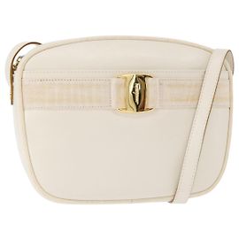 Bolsa de Ombro Gancini em Couro Branco e Ouro Auth BA8782 da Salvatore Ferragamo Branco Dourado