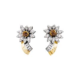 Autre Marque Boucles d'oreilles, "Fleur", or jaune, platine et diamants.  Autre