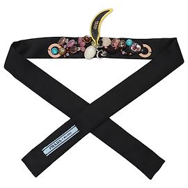 Prada Choker de cinta con encanto de plátano Negro