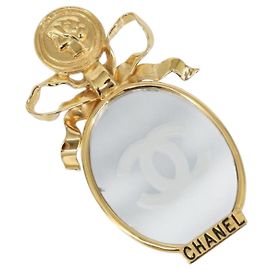 Broche CHANEL em metal dourado CC Auth ka1106V Outro