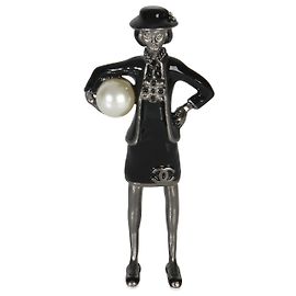 Broche Mademoiselle de pérolas falsas e esmalte Chanel 2012 Outro