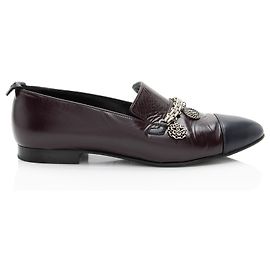 Mocassins à bout capuchon en chèvre craquelée avec charme CC de Chanel Noir