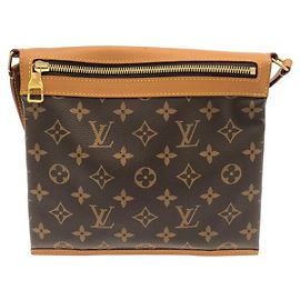 Bolsa de Ombro Saumur PM Monograma Louis Vuitton Marrom