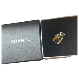Chanel Nr. 5 Brosche Gold hardware