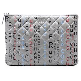 Chanel Graue mittlere Stepp-Lammleder Data Center O Clutch Braun