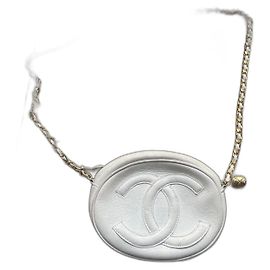 Bolsa Chanel de couro cor eggshell com corrente dourada Fora de branco