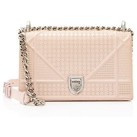 Sac à épaule Diorama Small en cuir verni Micro Cannage de Dior Rose